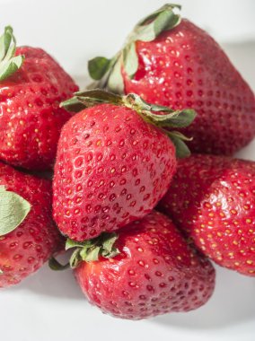 Beyaz arkaplanda çilek