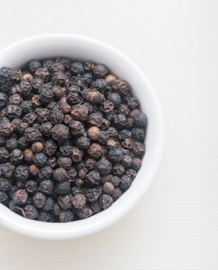 beyaz üzerine karabiber