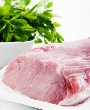 Beyaz arka planda taze çiğ domuz eti izole edilmiş.