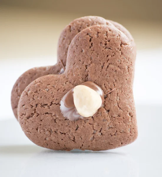 Dois biscoitos em forma de coração sobre fundo branco — Fotografia de Stock