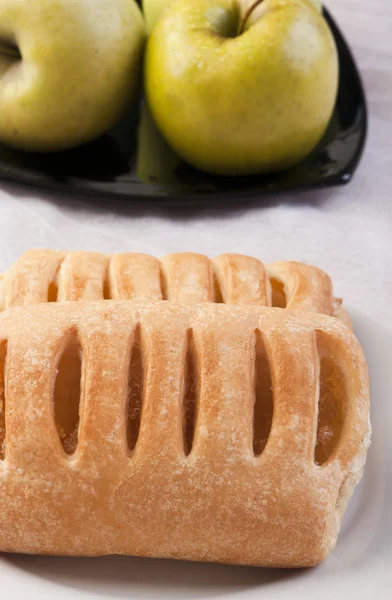 Яблочный пирог и зеленое яблоко на тарелке — стоковое фото