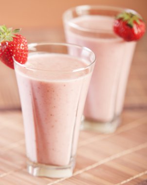 Smoothie çilek taze çilek ile görev yaptı.