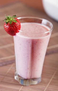 Smoothie çilek taze çilek ile görev yaptı.