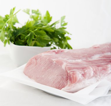 Beyaz arka planda taze çiğ domuz eti izole edilmiş.