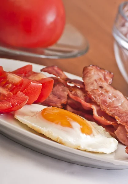 Stekt ägg med bacon och tomat — Stockfoto