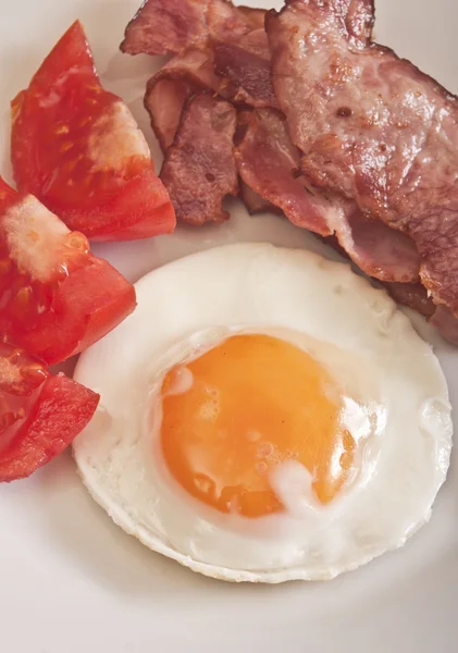 Huevo frito con tocino y tomate —  Fotos de Stock