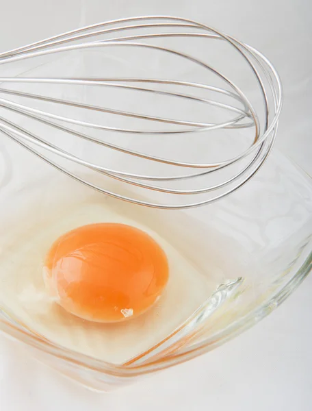 Hnědá vejce na bílém pozadí. vajíčko je přerušeno. — Stock fotografie