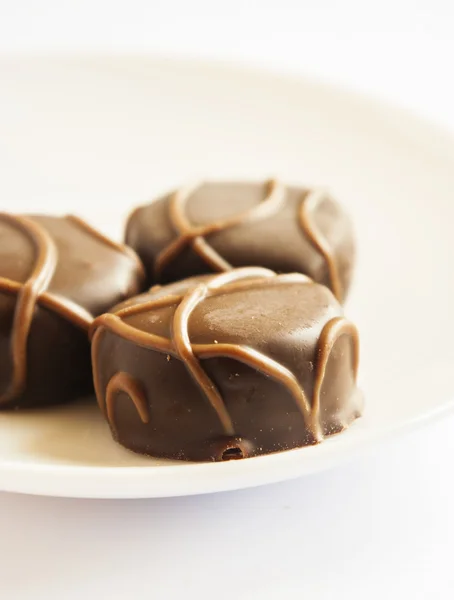 Bonbon de chocolate saboroso isolado em um fundo branco — Fotografia de Stock