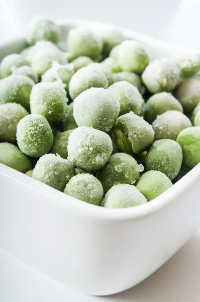 冷凍エンドウ豆のクローズ アップを白い背景 — ストック写真