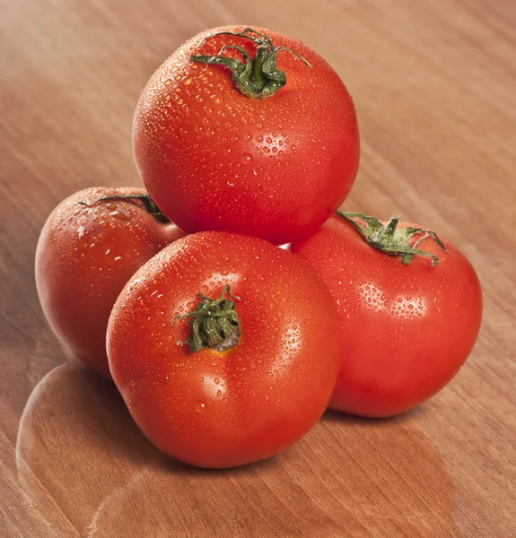 Nahaufnahme frischer, reifer Tomaten auf Holz-Hintergrund — Stockfoto