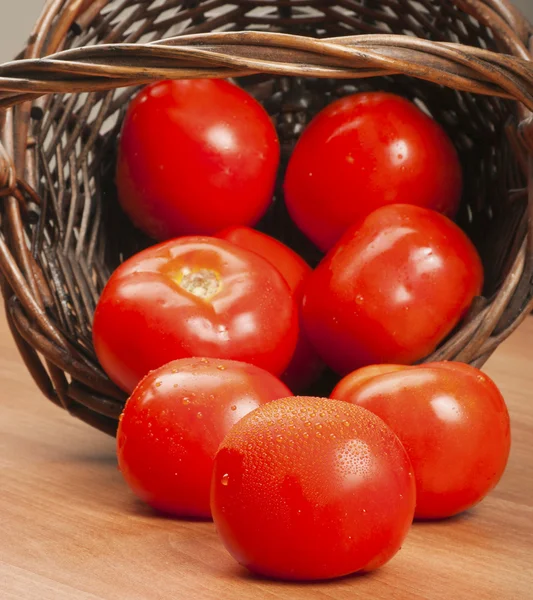 Close-up of fresh, ripe tomatoes on wood background — Stock Photo, Image