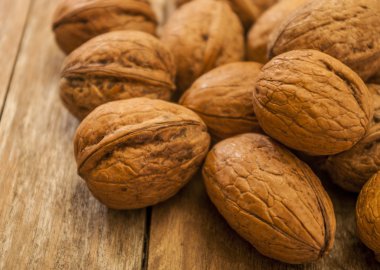 ahşap zemin üzerine fındık