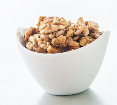 Beyaz arkaplanda izole edilmiş cevizler.