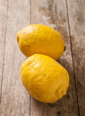 Eski ahşap zemin üzerine limon.