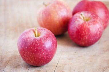 ahşap masa, seçici odak üstünde kırmızı elmalar