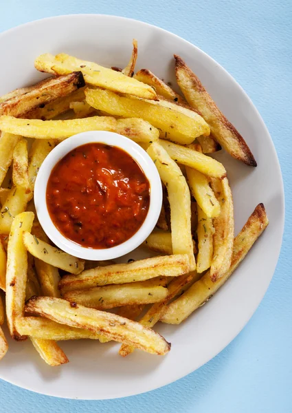 Pommes de terre au four assaisonnées de sel, d'huile et d'épices — Photo