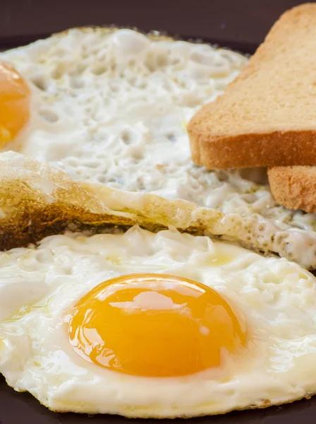 Fried egg on white toast — Stock Photo, Image