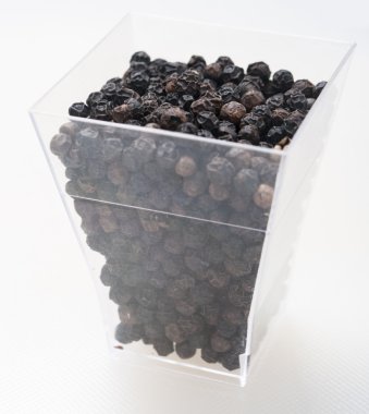 beyaz üzerine karabiber