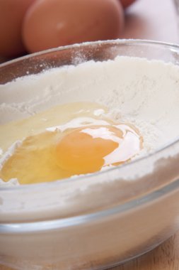 Kırık yumurta ve un.