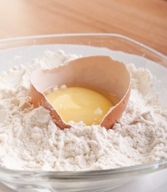 Kırık yumurta ve un.
