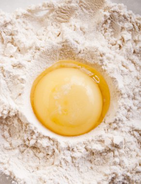 Kırık yumurta ve un.