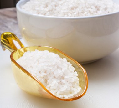 Beyaz arkaplanda pirinç