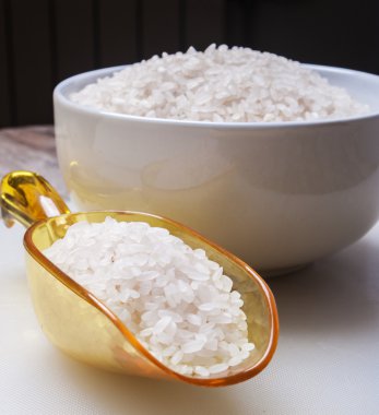 Beyaz arkaplanda pirinç