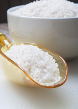 Beyaz arkaplanda pirinç