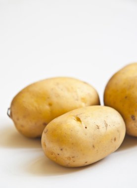 beyaz zemin üzerine patates avuç yakın çekim