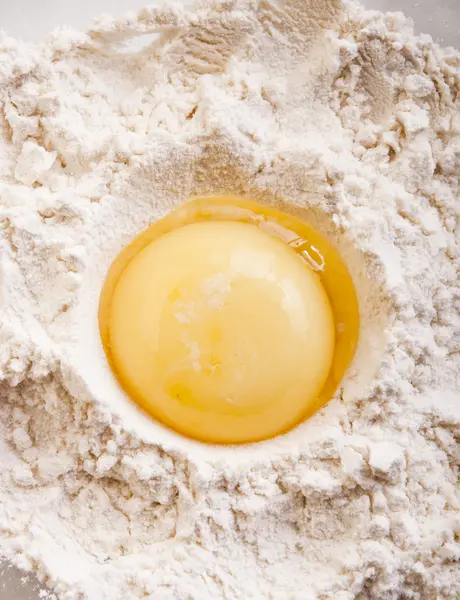 Kırık yumurta ve un.