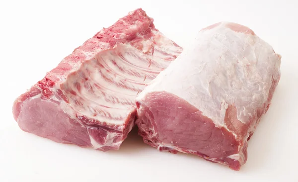 Rohes Schweinefleisch isoliert auf weiß - fertig zum Kochen — Stockfoto