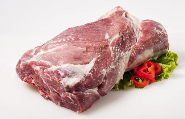 Cerdo crudo aislado en blanco - listo para cocinar — Foto de Stock
