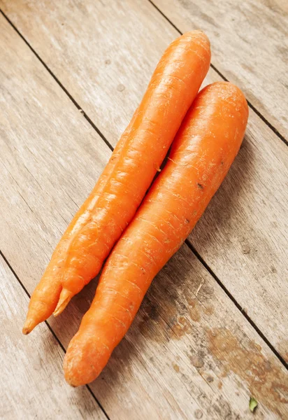 Морква на дерев'яному столі — стокове фото