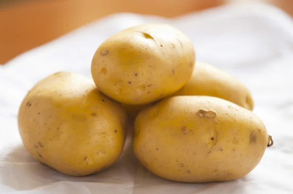 Куча картошки на белом фоне крупным планом — стоковое фото