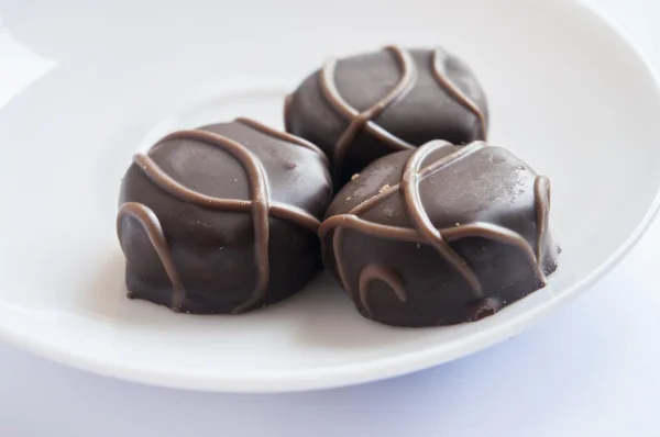 Lekkere chocolade bonbon geïsoleerd op een witte achtergrond — Stockfoto