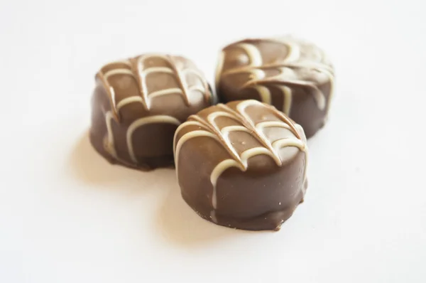 Bonbon de chocolate saboroso isolado em um fundo branco — Fotografia de Stock