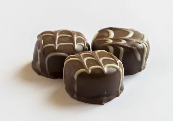 Bonbon de chocolate saboroso isolado em um fundo branco — Fotografia de Stock