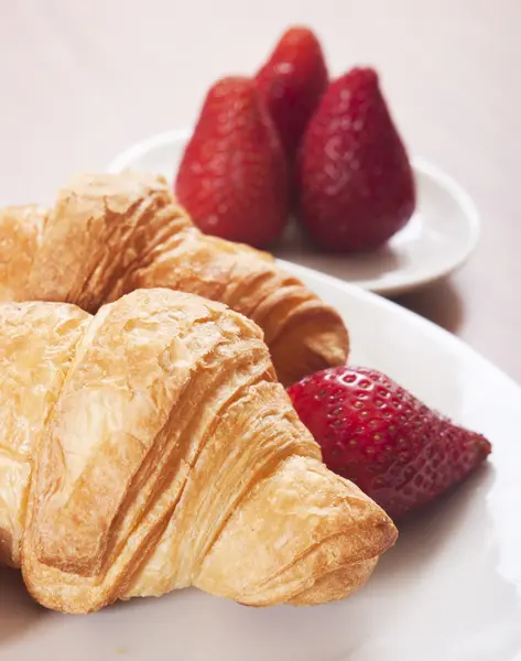 Croissants proches de fraise — Photo