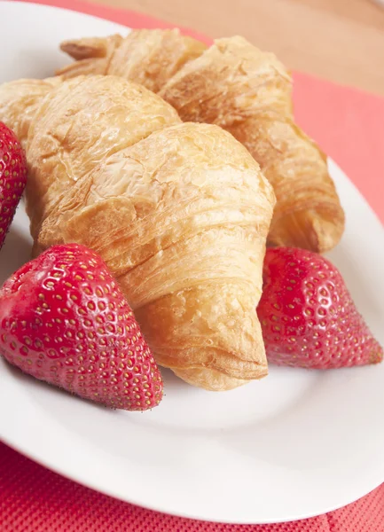 Croissanter på nära håll med jordgubbe — Stockfoto