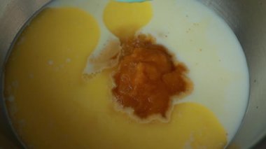 Yumuşak kabaklı gözleme hazırlamak için ıslak malzemeleri karıştırıyorum.