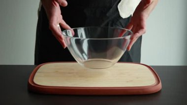 Kesme tahtasındaki boş cam kase.