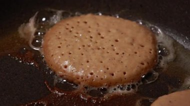 Tavada kabak kabağı krepi pişirmek Sonbahar kahvaltısını kapamak