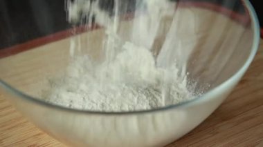 Kabak kabaklı krep hazırlamak için kuru malzemeler karıştırıyorum.