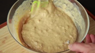 Yumuşak kabaklı krep için ıslak ve kuru malzemeleri karıştırıyorum.