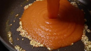 Kremalı ipeksi kabak sosunu yakın planda hazırlıyorum.