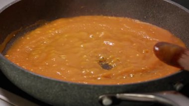Kremalı ipeksi kabak sosunu yakın planda hazırlıyorum.