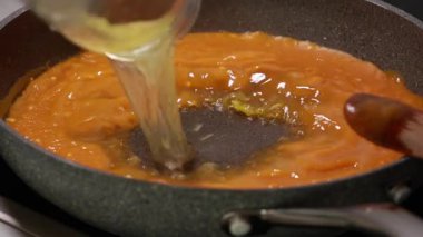 Kremalı ipeksi kabak sosunu yakın planda hazırlıyorum.