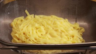 Mutfakta taze kaynamış makarna emiyor.