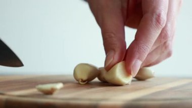 Kadın Elleri Kesme Tahtasında Sarımsak Dilimliyor