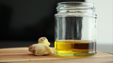 Tahta kesim tahtasında sarımsak ve zeytinyağı.